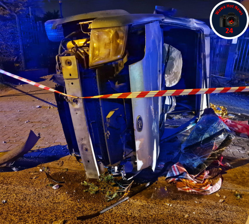 Rozbił forda na betonowym słupie. Jechał bez prawka i po alkoholu