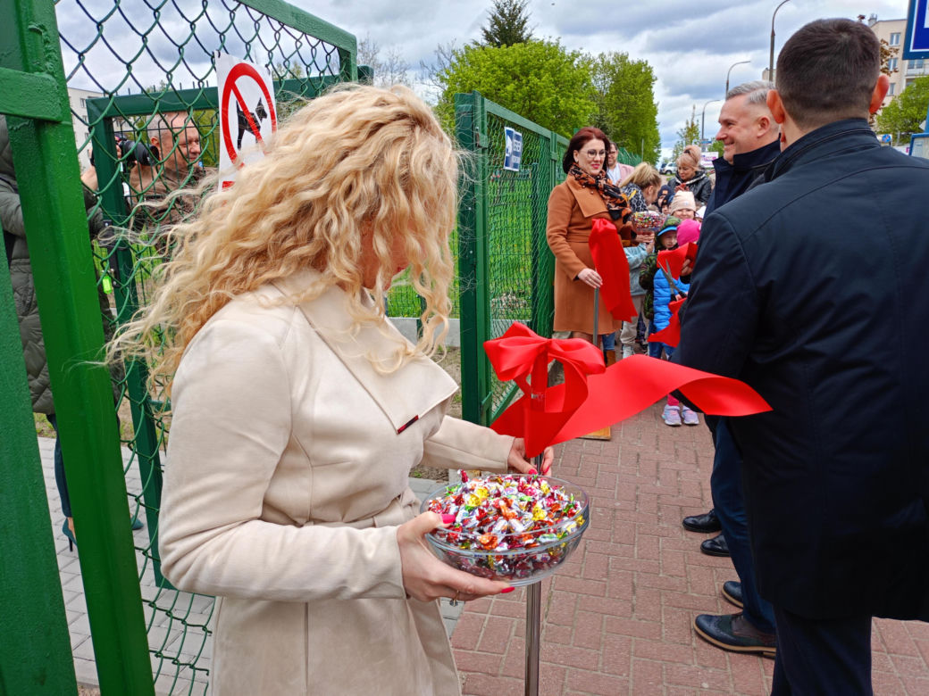 Nowy plac zabaw przy SP nr 8 w Siedlcach jest ogólnodostępny dla wszystkich mieszkańców miasta i dostosowany do potrzeb osób z niepełnosprawnością ruchową