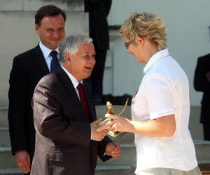 Lech Kaczyński i Jarosław Kaczyński na sportowych zdjęciach