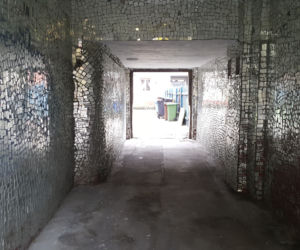 Lusterka zdobią bramę w centrum Bydgoszczy