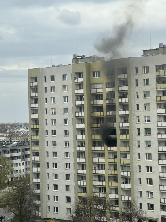 Pożar mieszkania w Warszawie! Czarny dym widać z daleka [ZDJĘCIA]