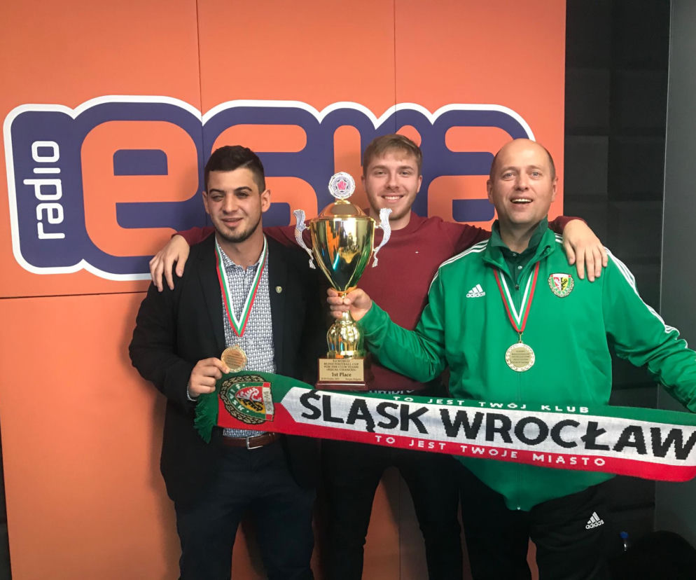 Od lewej kapitan zespołu: Robert Mkrtchyan, reporter: Łukasz Ekiert, trener zespołu: Lubomir Prask