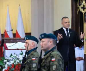 Szok po tragedii w Łodzi. Dziesięć malutkich trumienek na pogrzebie. Tego widoku nie da się wyrzucić z głowy