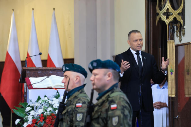 Szok po tragedii w Łodzi. Dziesięć malutkich trumienek na pogrzebie. Tego widoku nie da się wyrzucić z głowy