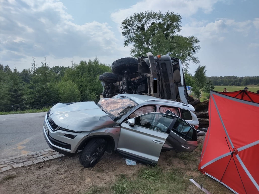Tragiczny wypadek pod Giżyckiem. W zderzeniu skody z ciężarówką zginęła 66-latka [ZDJĘCIA]