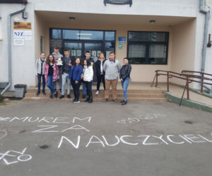 Murem za nauczycielami. Bydgoscy uczniowie wspierają belfrów w ich strajku! [ZDJĘCIA]