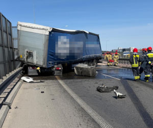 Wypadek na węźle Konotopa. Kierowca uwięziony w cieżąrówce