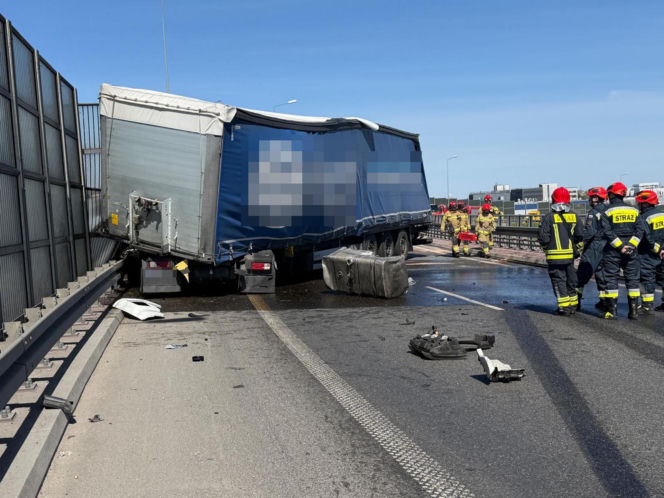 Wypadek na węźle Konotopa. Kierowca uwięziony w cieżąrówce