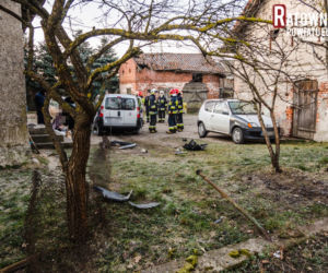 Wypadek w Nowej Wsi Ełckiej. Auto staranowało prywatną posesję