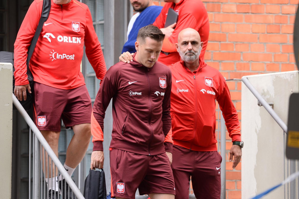 Załamani piłkarze idą na trening