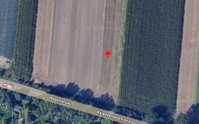 To geograficzny środek województwa śląskiego. Jest przy trasie łączącej Górny Śląsk i Zagłębie