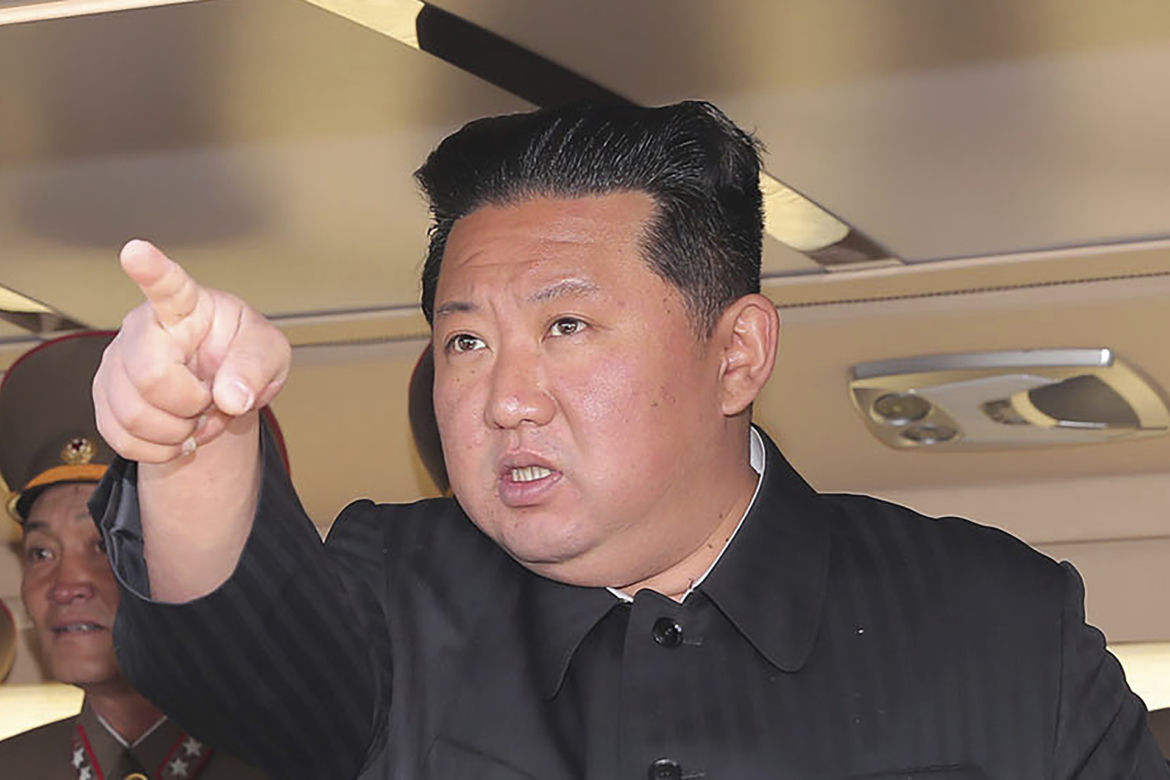  Kim Dzong Un zmienia stylówkę! Drwinom nie ma końca. "Jak influenserka na wakacjach"
