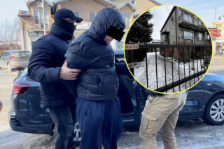 Zamordował dziadków i zadzwonił na policję. Aleksander G. z opuszczoną głową wchodził do prokuratury