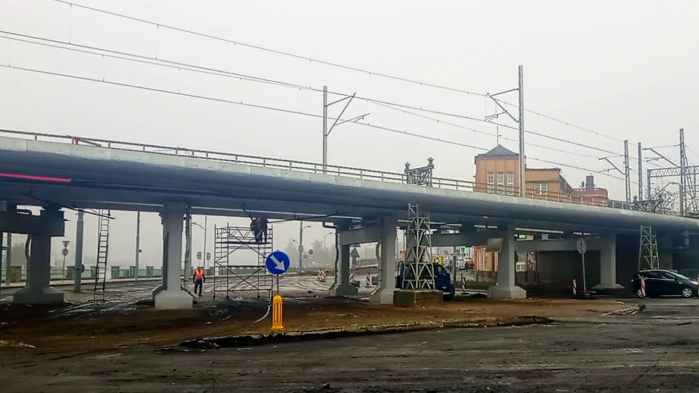 Przez dziesięciolecia szpecił okolicę. Wiadukt w rejonie szczecińskiego dworca już nie straszy