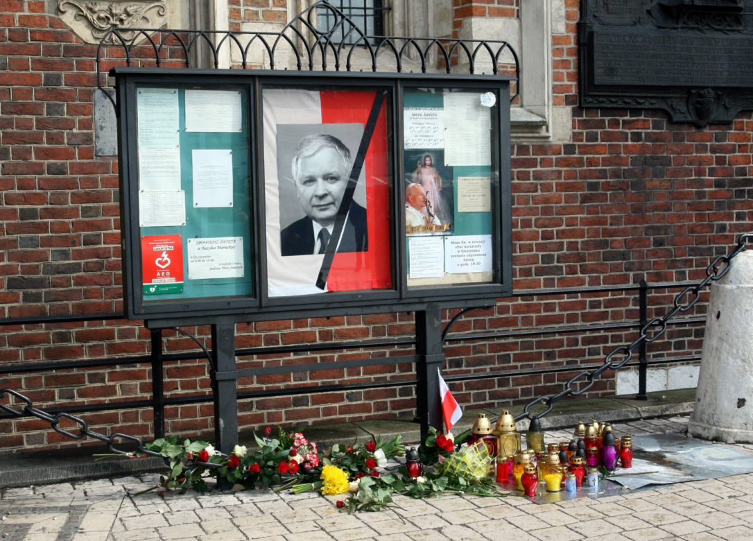 Morze łez, setki krakowian na ulicach. Tak żegnano ofiary katastrofy smoleńskiej 10 lat temu
