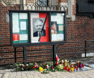 Morze łez, setki krakowian na ulicach. Tak żegnano ofiary katastrofy smoleńskiej 10 lat temu