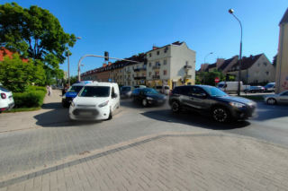 Wypadek na Zatorzu w Olsztynie. 62-letni kierowca wjechał na skrzyżowanie na czerwonym [FOTO]
