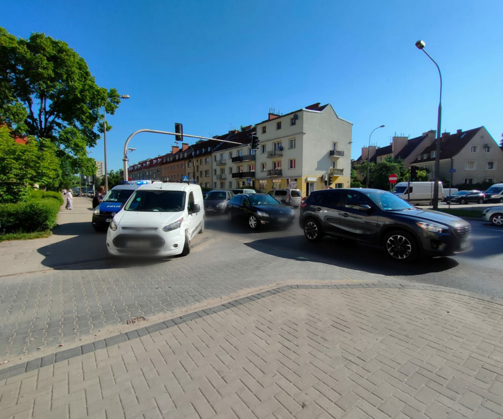 Kolizja na skrzyżowaniu ulicy Limanowskiego z ul. Paderewskiego w Olsztynie 