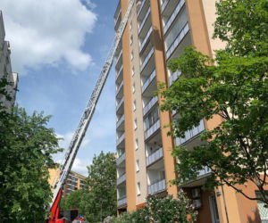 Pożar bloku na Gocławiu. Balkon wieżowca stanął w ogniu