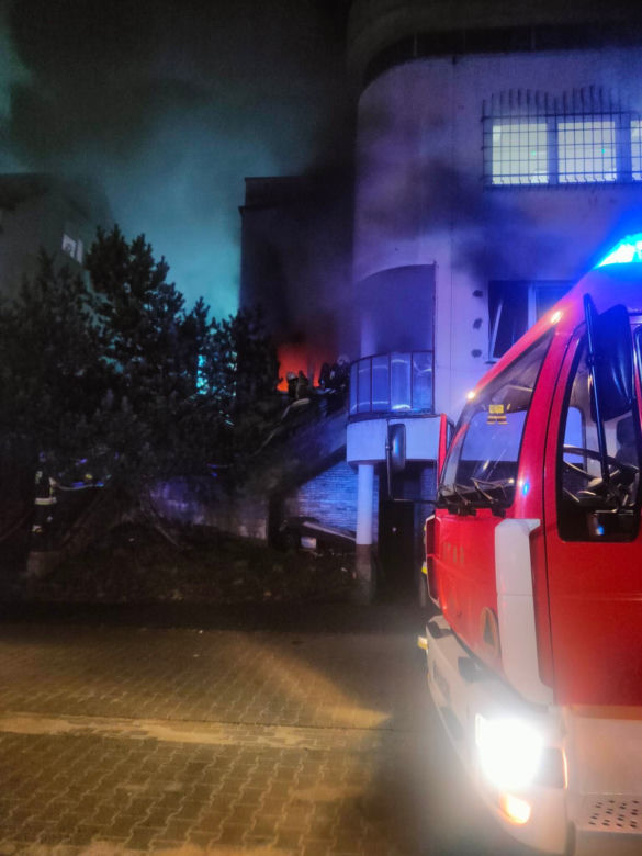 Pożar w Skokach. Z płonącego mieszkania wyniesiono mężczyznę