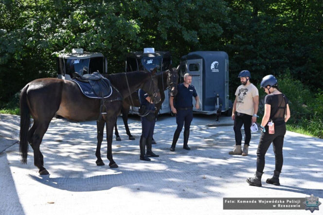 Pan Andrzej został zwycięzcą licytacji zorganizowanej w ramach 34. Finału WOŚP i razem z panią Żakliną odwiedził Ogniwo Konne podkarpackiej policji w Weryni