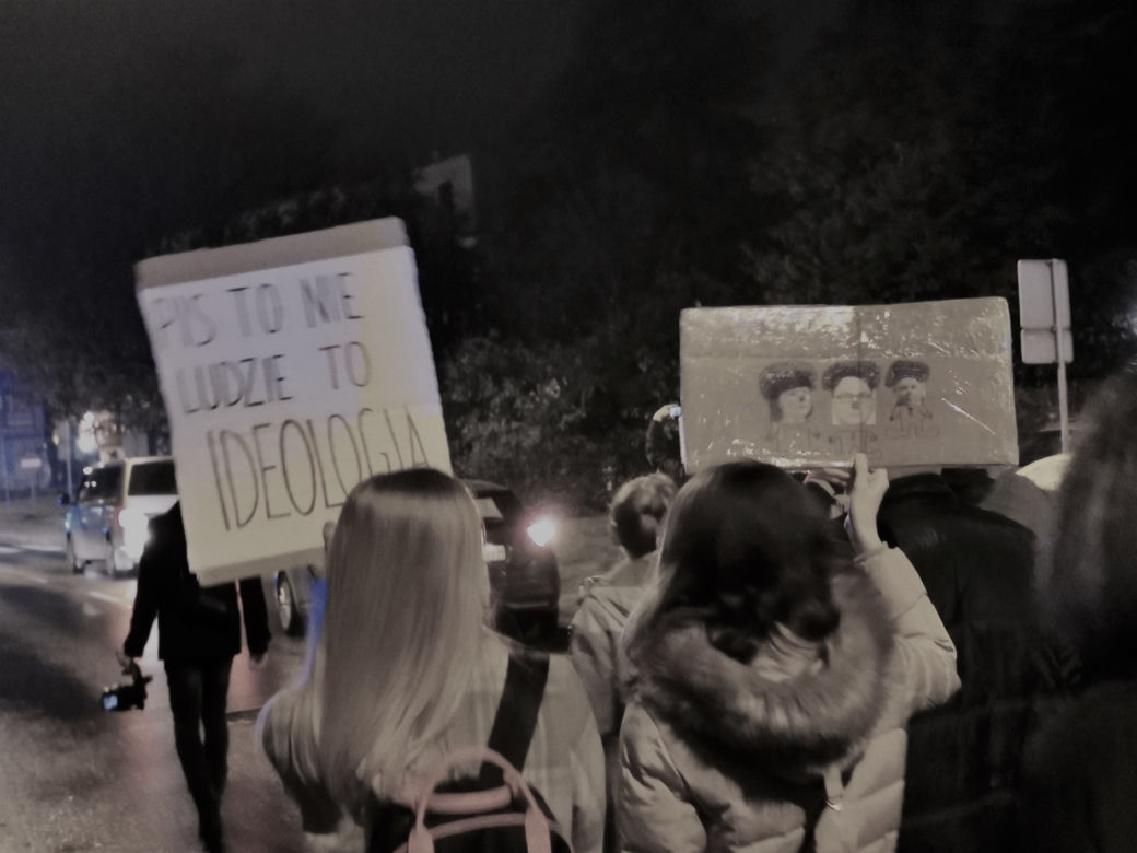 "Spacer zaniepokojonych obecną sytuacją". Strajk Kobiet w Kaliszu. 