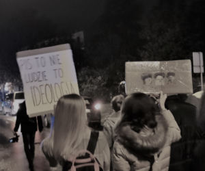 Spacer zaniepokojonych obecną sytuacją. Strajk Kobiet w Kaliszu. 