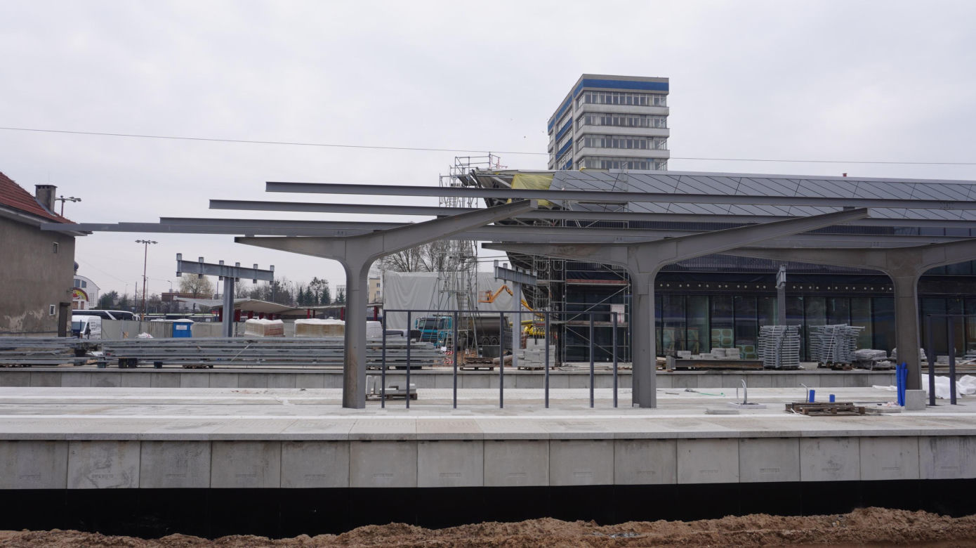 Dworzec Olsztyn Główny coraz bliżej. Postępują prace przy budynku oraz na peronach