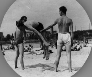Jak dawniej wyglądało plażowanie? Te zdjęcia to prawdziwe perełki! [GALERIA]