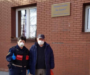 Strażnicy uratowali bezdomnego z bólem serca 