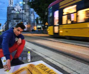 Tramwaj ma pierwszeństwo. Kto umieścił napisy na pl. Zbawiciela?