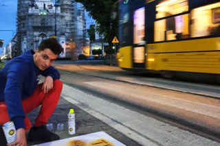 Tramwaj ma pierwszeństwo. Kto umieścił napisy na pl. Zbawiciela?