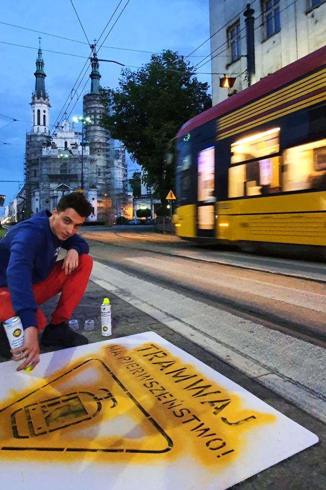 "Tramwaj ma pierwszeństwo". Kto umieścił napisy na pl. Zbawiciela?