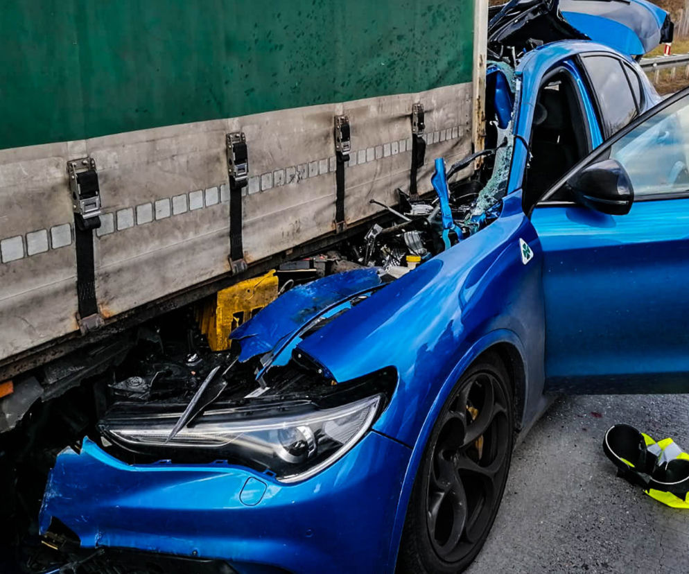 Wypadek na A4. SUV wbił się w ciężarówkę