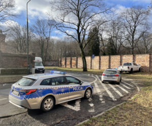 Wjechał w mur na Powązkach i uciekł. Kierowca poszukiwany 