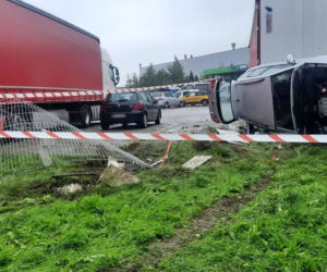 Nowy Sącz. Volkswagen dachował i uszkodził ogrodzenie