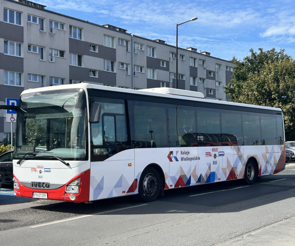 Autobus Kolei Wielkopolskich na trasie Konin-Turek stoi przy bloku. O nowym połączeniu przeczytasz na Eska2.