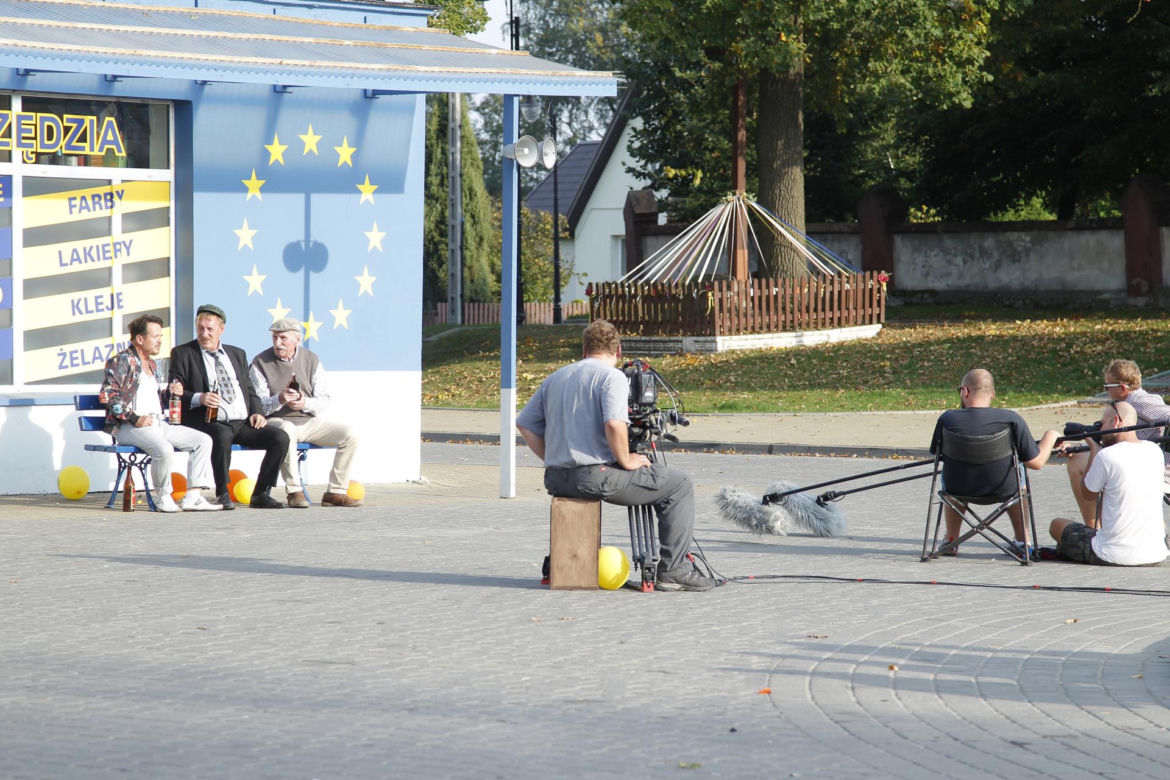 Ranczo. Sklep u Krysi i ławeczka - Pietrek (Piotr Pręgowski), Solejuk (Sylwester Maciejewski), Stach Japycz (Franciszek Pieczka) - wrzesień 2014 r.