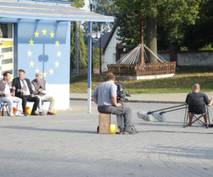 Ranczo. Sklep u Krysi i ławeczka - Pietrek (Piotr Pręgowski), Solejuk (Sylwester Maciejewski), Stach Japycz (Franciszek Pieczka) - wrzesień 2014 r.