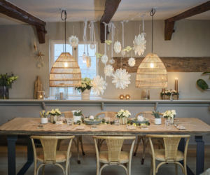 Świąteczne dekoracje stołu z poinsecją