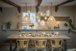 Świąteczne dekoracje stołu z poinsecją