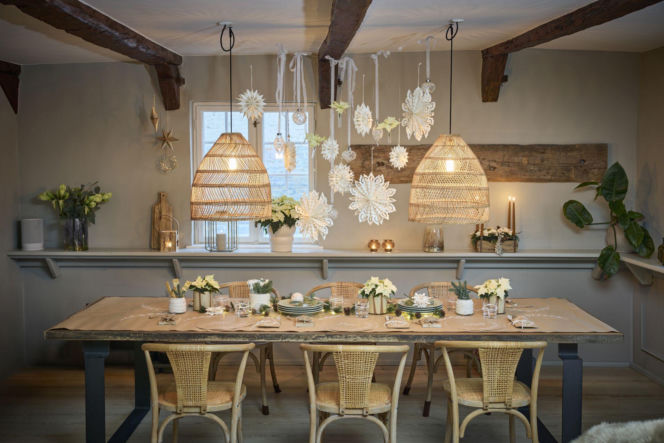 Świąteczne dekoracje stołu z poinsecją