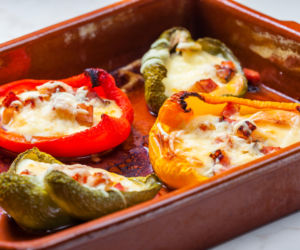 Pieczone papryki, które kradną całe show. Śródziemnomorski smak w kilku krokach