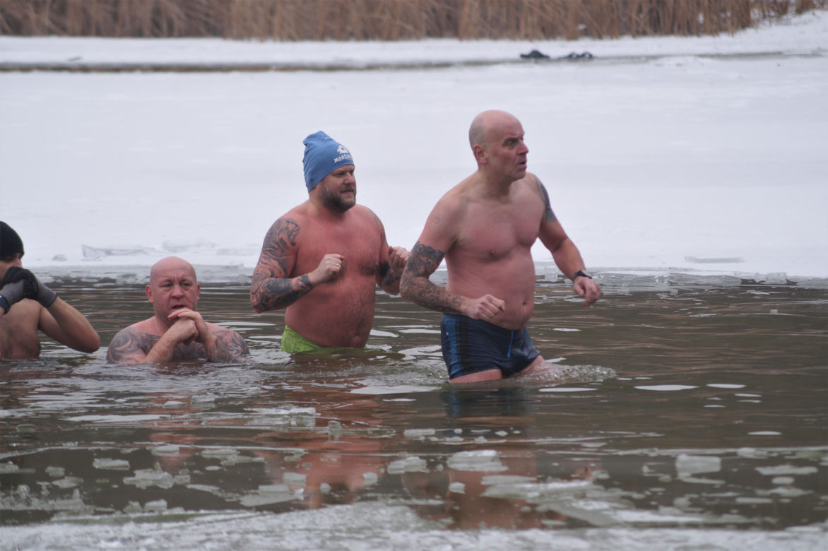 Zimna woda im niestraszna! Morsowanie w podbydgoskich Pieckach [ZDJĘCIA]