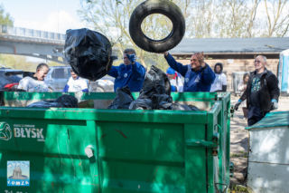 Ponad 2 tony śmieci wyzbierane z brzegów Narwi! Operacja Czysta Rzeka w Łomży za nami