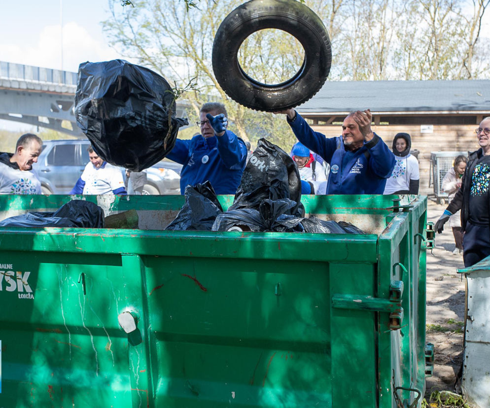 Ponad 2 tony śmieci wyzbierane z brzegów Narwi! Operacja Czysta Rzeka w Łomży za nami