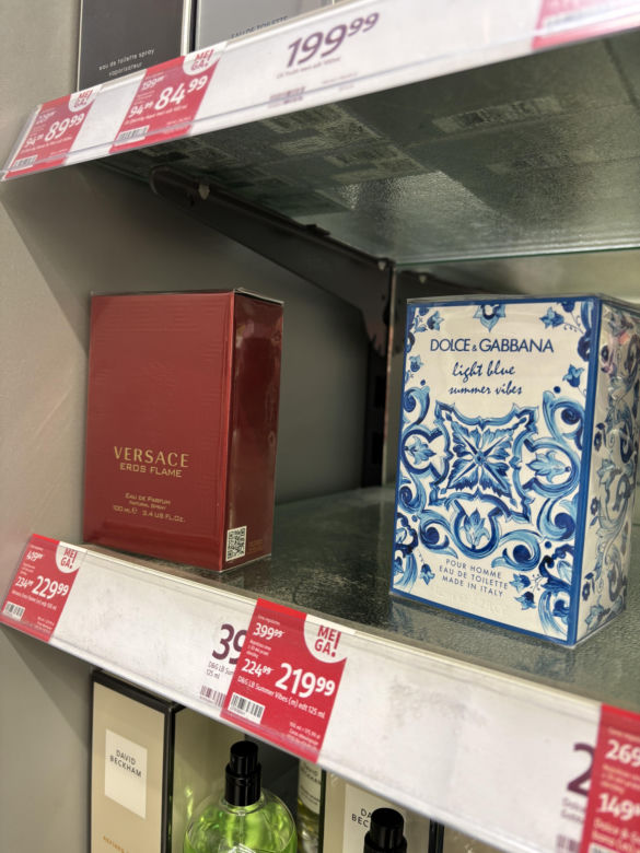 Wyprzedaż perfum w Rossmannie
