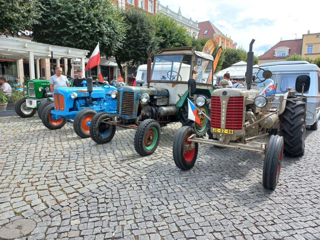 ​Zabytkowe traktory na rynku w Lesznie. Przedsmak festiwalu w Wilkowicach