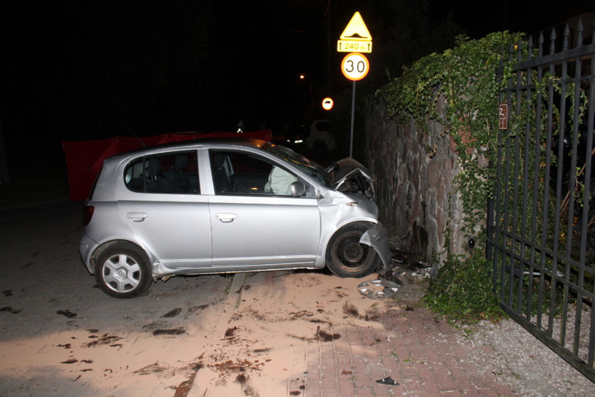 Tragiczna śmierć 50-latka. Wjechał w betonowe ogrodzenie, zginął na miejscu