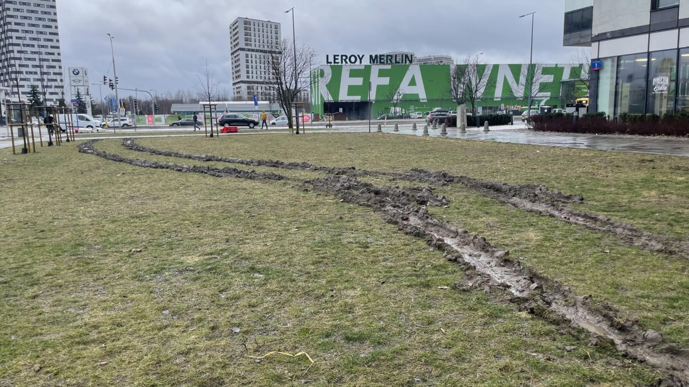 Karetka zakopała się w grząskim trawniku bo na drodze pożarowej stoją słupki 